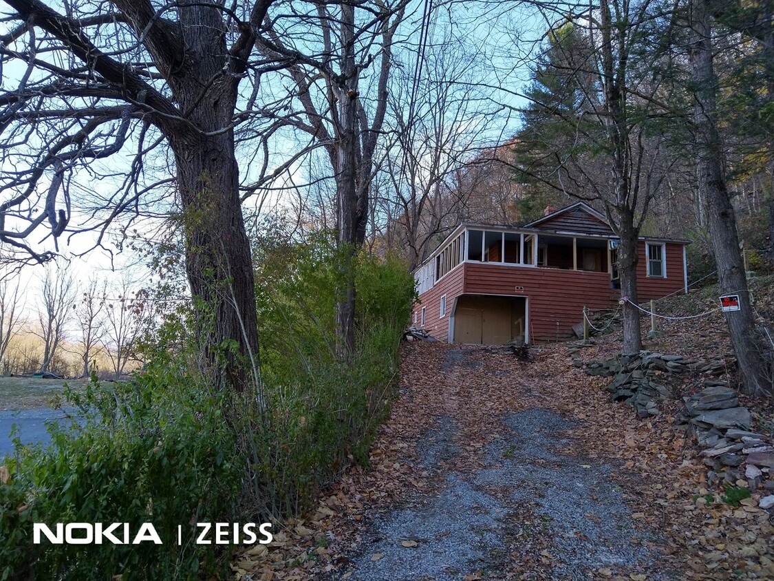 Primary Photo - Cozy 2 bed 1 bath deck house with enclosed...