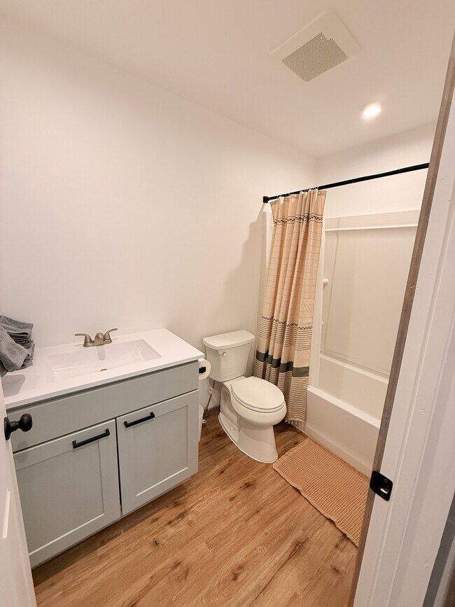 Baño 2 (planta alta) - 2567 Old Mission Rd