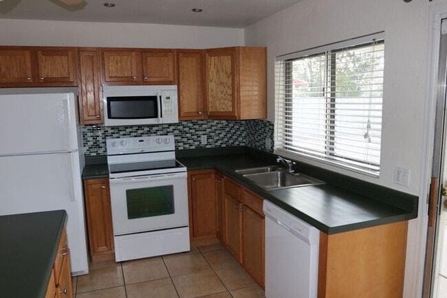 Foto del edificio - 2414 E John Cabot Rd