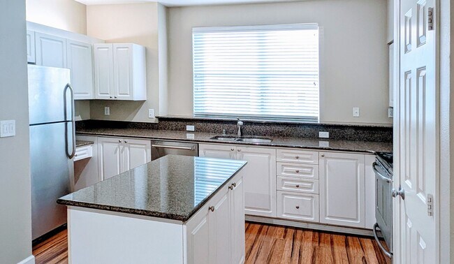 Building Photo - Spacious 2 Bedroom Townhome North Lynnwood