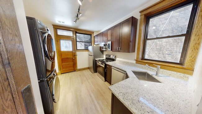 Foto del edificio - Lakeview Gem: 2 Bed, 1 Bath W/ In-Unit Laundry, D/W, Cent Air, Fireplace, Deck, Parking!
