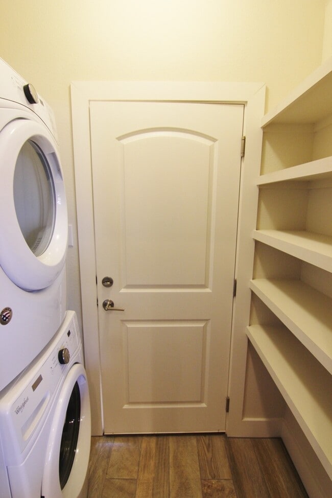 Building Photo - 3/2.5/2 Townhome Inside The Loop! Walk to ...