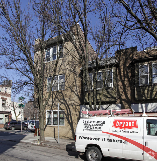 Building Photo - 645-647 Bainbridge St