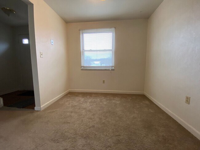 Foto del edificio - Lovely Hemlock Square 2BR Townhouse with Great Natural Light and Central Air!! Call Today!