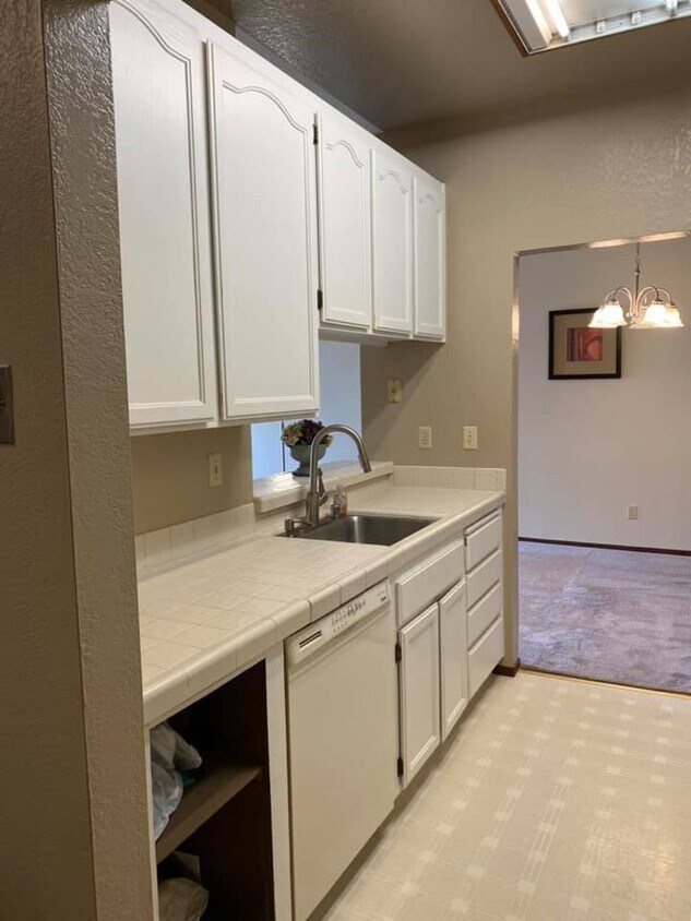 Foto principal - 39975 Cedar Blvd