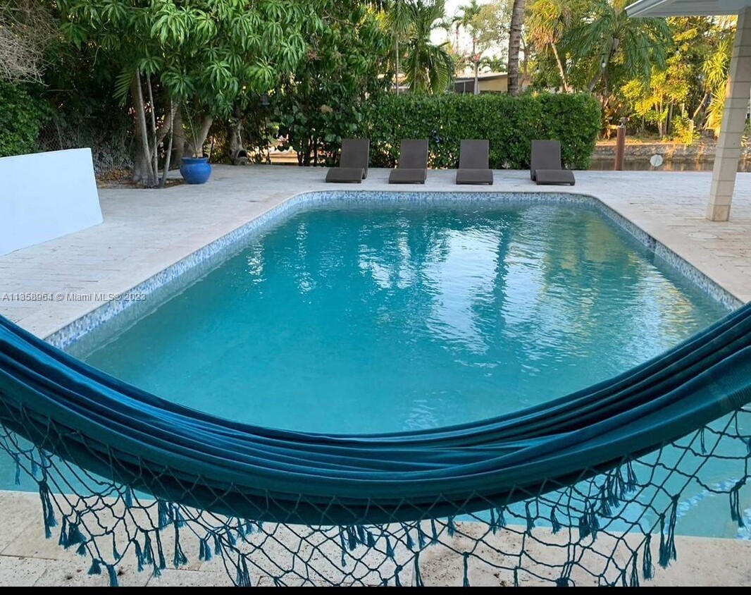 POOl - 2645 Scott St