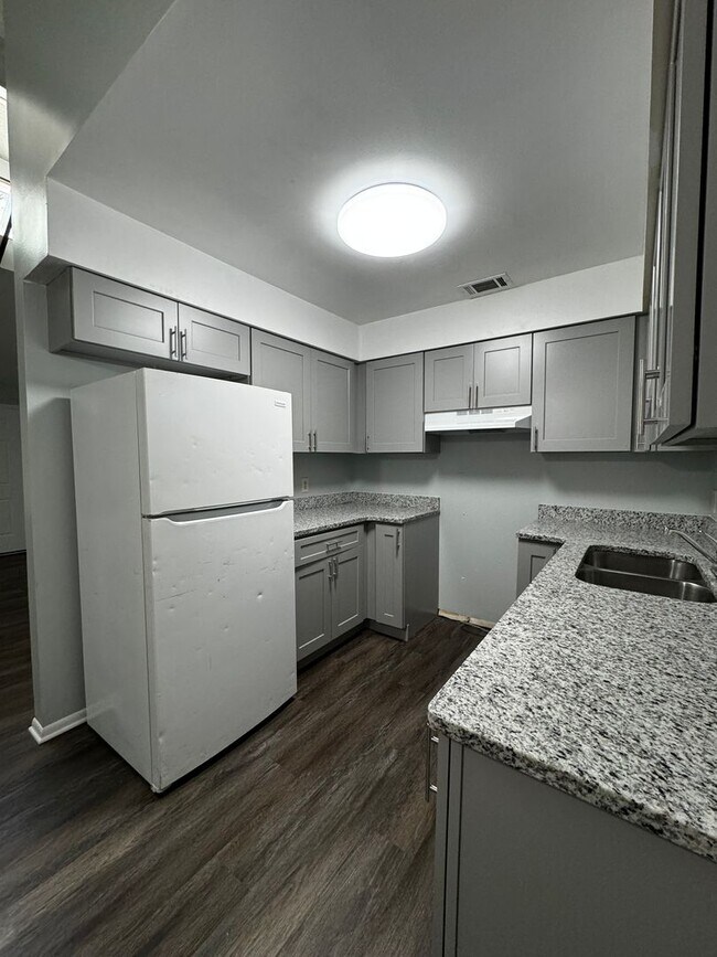 Foto del edificio - 4730 Lake Ridge Rd