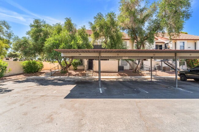 Foto del edificio - Modern Gated Condo Near the Strip with Pool & Covered Parking!