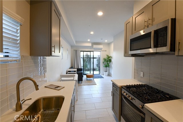 Foto del edificio - 15826 S Vermont Ave