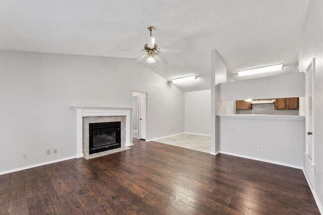 Foto del edificio - 6002 Parkwood Dr