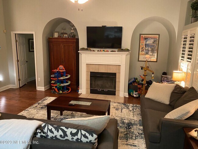 Building Photo - 600 Pineland Ln
