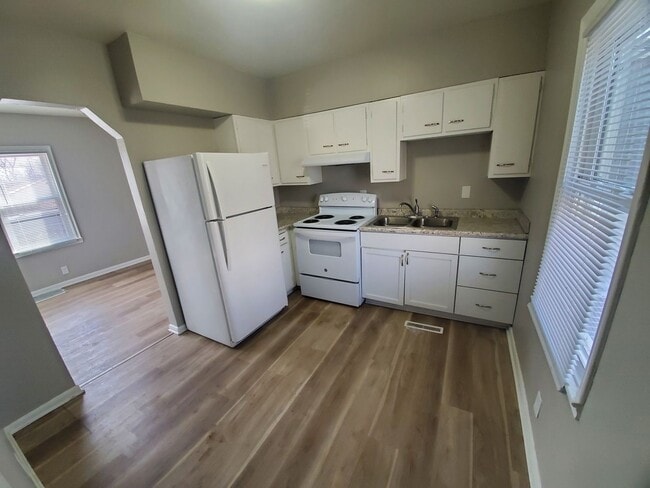 Building Photo - 3 Bedroom, 1 Bathroom with partially fence...