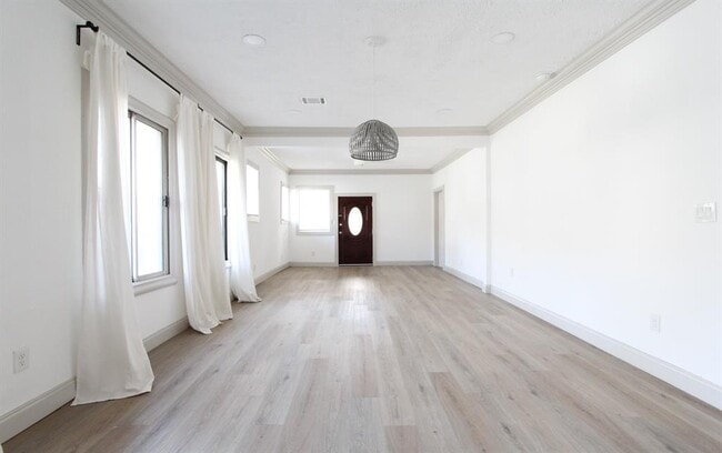 Building Photo - 808 Lenox St