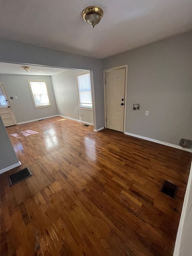 Building Photo - Beautiful House in quite neighborhood