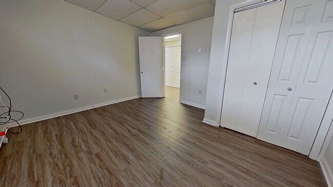 Building Photo - 1st Floor Apartment