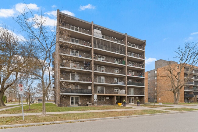 Building Photo - Sun Ray Manor