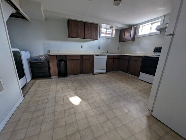 Kitchen - 409 Illinois St