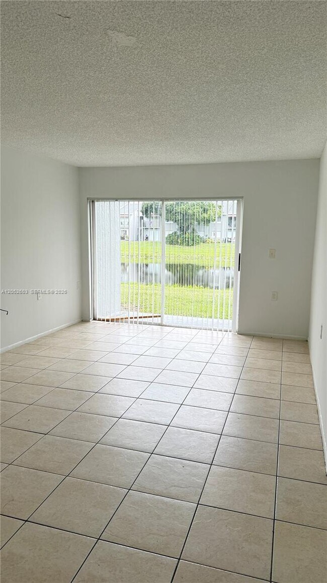 Foto del edificio - 1163 Lake Terry Dr