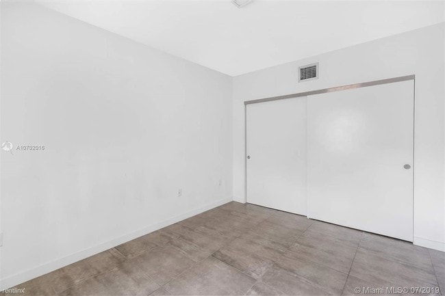 Building Photo - 1 br, 1 bath Apartment - 165 NW 39th St # 1A