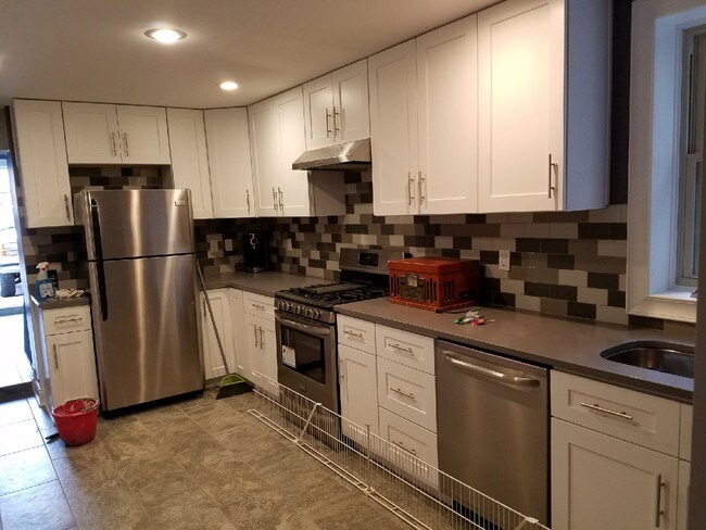 Beauiful granitine countertops SS appliancds - 909 E Carson St