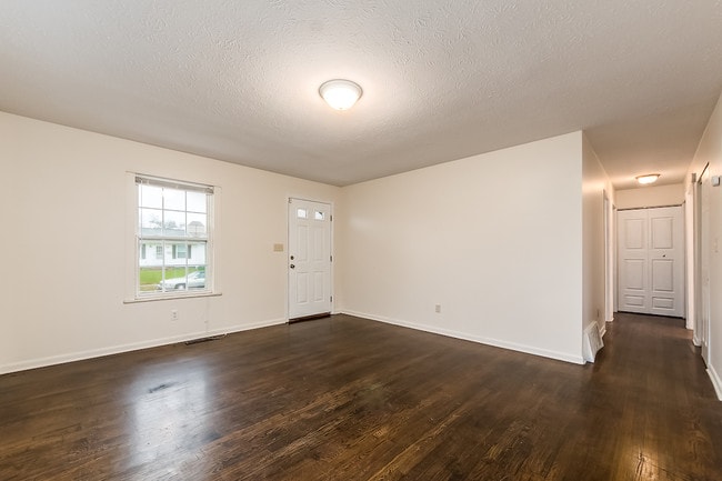 Building Photo - 895 Higbee Dr N