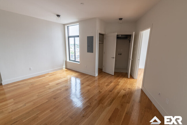 Foto del edificio - 5522 Myrtle Ave