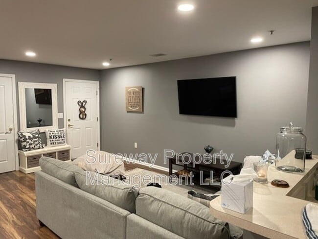 Building Photo - 8 Highbridge Ln