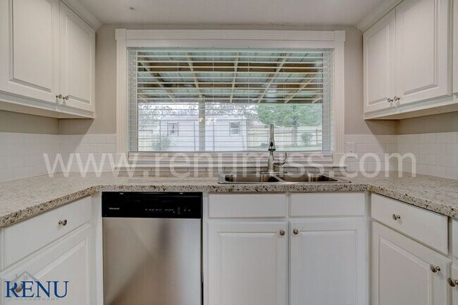 Foto del edificio - Now Available!