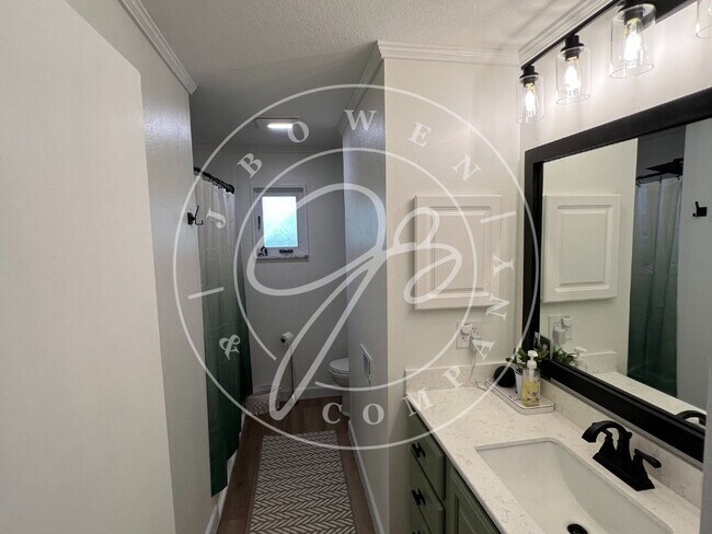 Foto del edificio - "Charming 3 bedroom 2 bathroom Sylvania home with Granite Countertops.
