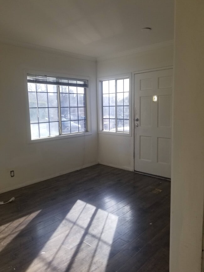 Living room - 1526 Hazelwood Ave