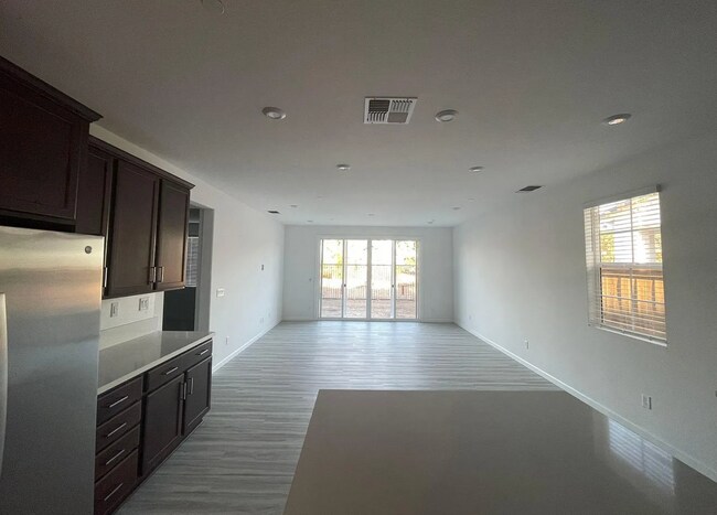 Foto del edificio - 4 Bed 3 Ba 2 Story 2 Car