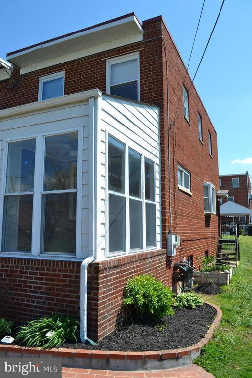 Building Photo - 425 Kennedy St NE