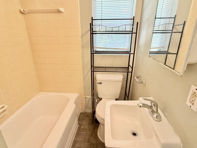 Building Photo - 2-Bedroom Duplex
