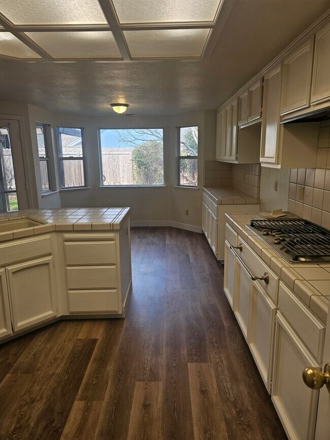 Foto del edificio - COMPLETELY REMODELED 3 BEDROOM HOUSE IN W. ROSEVILLE!!