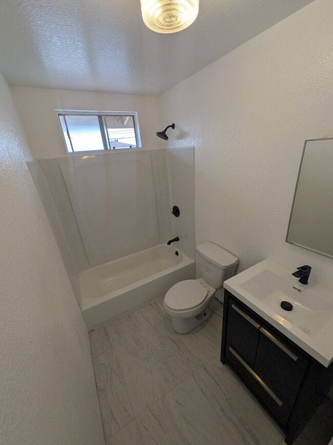 Building Photo - B- 6-Unit  9532-9536 1/2 Cedar Street.