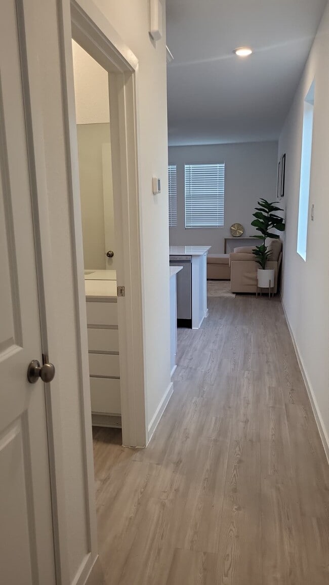 Foto del edificio - 6827 Dutch Iris Dr