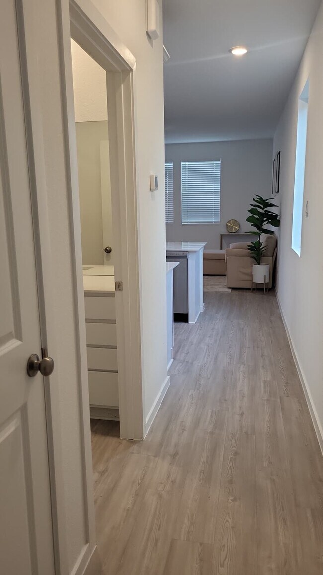 Building Photo - 6827 Dutch Iris Dr