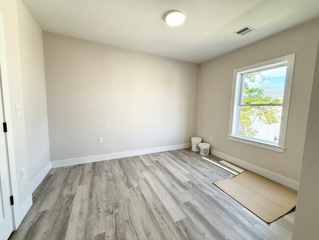 Building Photo - 10 Cawfield St