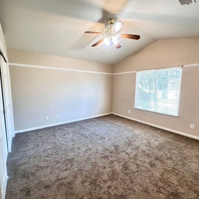 Building Photo - 4 bedroom, 2 bathroom located in desirable...