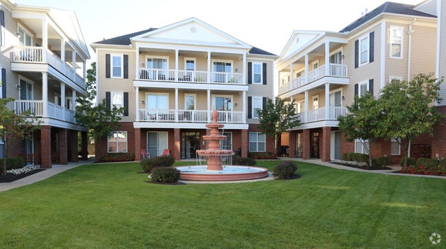 Courtyard - Drayton Court Apartments