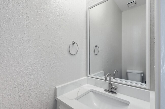 Foto del edificio - 5515 Strack Rd