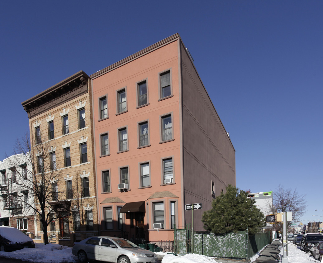 Primary Photo - 215 Kent St