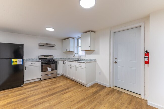 Foto del edificio - Fully Renovated 3-Bedroom Apartment – Seco...