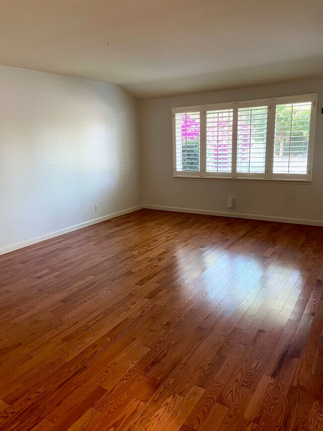 Living/Dinning room - 3967 Hastings Ave
