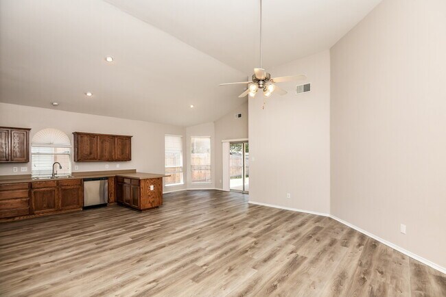 Foto del edificio - 3216 Florian Ln