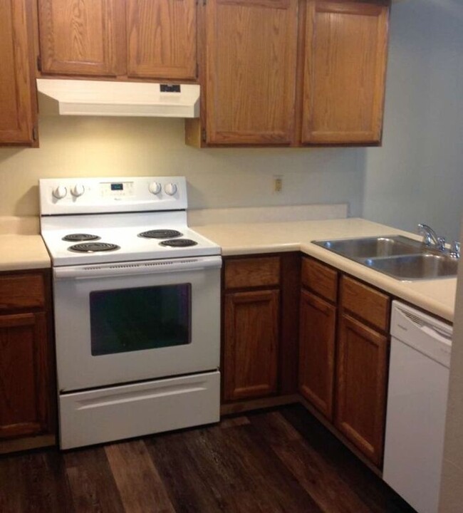 Building Photo - AVAILABLE NOW - NO SECURITY DEPOSIT REQUIRED