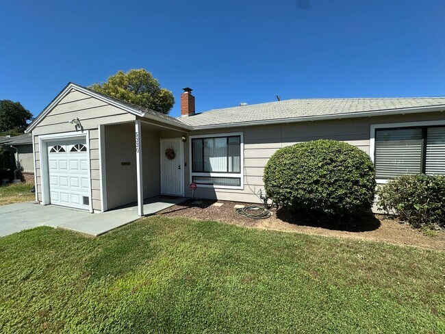 Foto del edificio - Updated Two Bedroom Home with Large Yard