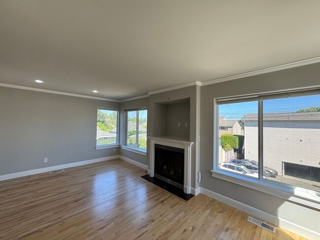 Building Photo - 150 W Florentia St