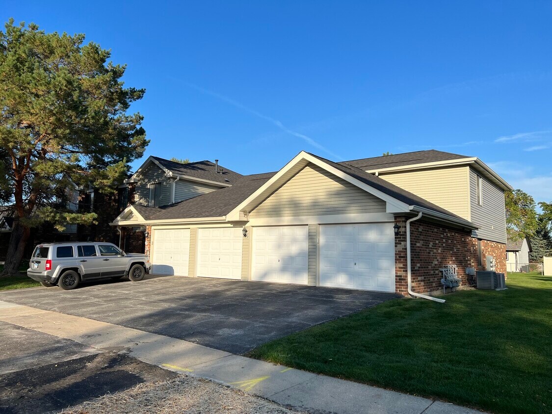 631 Cumberland Trail Unit A1, Roselle, IL 60172 Condo for Rent in