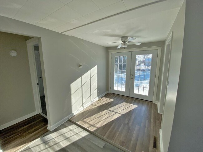Building Photo - 120 Bradley Ct